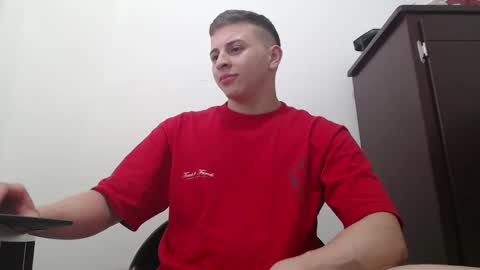 Snapshot of draco_boy2000 chatting on 10.06.25 draco_boy2000 online show from 10.06.25