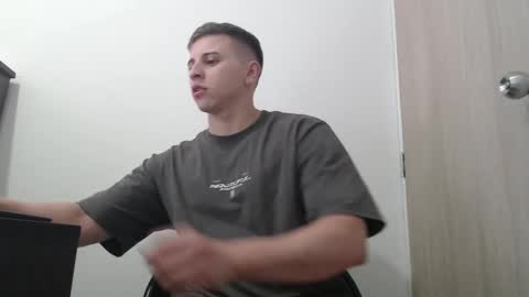 Snapshot of draco_boy2000 chatting on 10.21.25 draco_boy2000 online show from 10.21.25