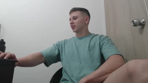 Snapshot of draco_boy2000 chatting on 10.31.25 draco_boy2000 online show from 10.31.25