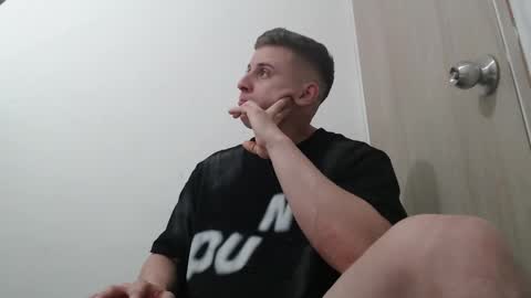 Snapshot of draco_boy2000 chatting on 11.14.25 draco_boy2000 online show from 11.14.25