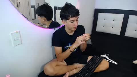 Snapshot of dravith_and_valery chatting on 11.04.25 -- nicolle and jhon -- online show from 11.04.25