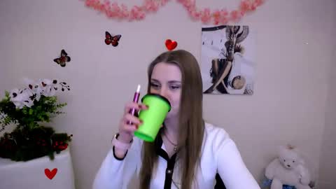 Snapshot of dream_mari chatting on 02.17.26 Mari online show from 02.17.26