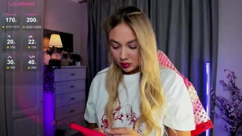 Snapshot of dreamaise chatting on 11.09.25 Mary pvt open use pink and blue app lovense online show from 11.09.25