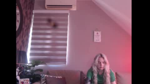 Snapshot of dreamcatcherfantasy chatting on 04.24.26 A girl online show from 04.24.26