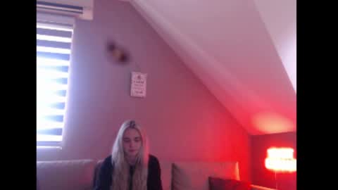 Snapshot of dreamcatcherfantasy chatting on 04.27.26 A girl online show from 04.27.26