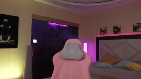 Snapshot of dreamgogo chatting on 09.28.25 Sarah online show from 09.28.25