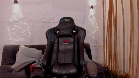 Snapshot of dreammr1 chatting on 02.13.25 cris online show from 02.13.25