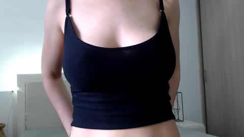 Snapshot of dreamsgirl18 chatting on 01.08.25 Evablonde Abby black hair online show from 01.08.25