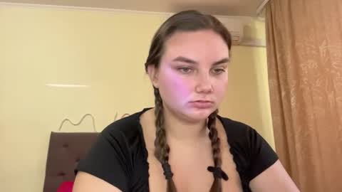 Snapshot of dreamyblushfairy chatting on 10.13.25 Mila online show from 10.13.25