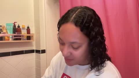 Snapshot of dreamyriri chatting on 01.01.25 RIRI OR DREAMY online show from 01.01.25