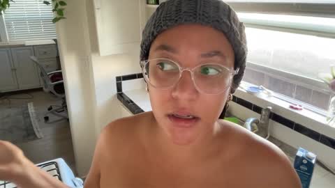 Snapshot of dreamyriri chatting on 01.11.25 RIRI OR DREAMY online show from 01.11.25