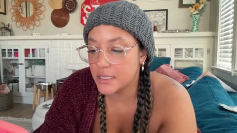 Snapshot of dreamyriri chatting on 01.11.25 RIRI OR DREAMY online show from 01.11.25