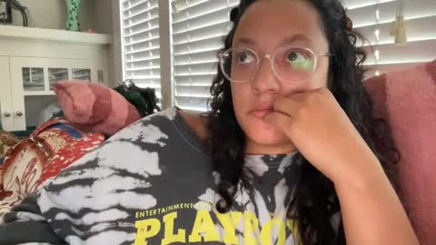 Snapshot of dreamyriri chatting on 09.24.25 RIRI OR DREAMY online show from 09.24.25