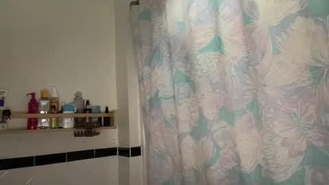 Snapshot of dreamyriri chatting on 09.30.25 RIRI OR DREAMY online show from 09.30.25