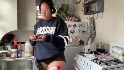 Snapshot of dreamyriri chatting on 10.07.25 RIRI OR DREAMY online show from 10.07.25