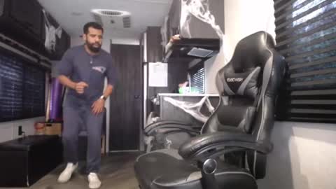 Snapshot of drizzys_room chatting on 10.20.25 DirtyDrizzy online show from 10.20.25