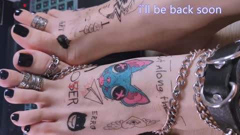 Snapshot of drug_feet chatting on 12.25.24 Mistress Lola Slavic witch online show from 12.25.24