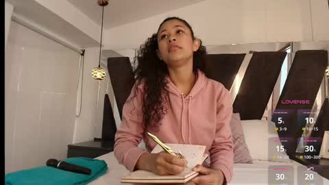 Snapshot of dulce__candy_ chatting on 10.01.25 Dulce Candy online show from 10.01.25