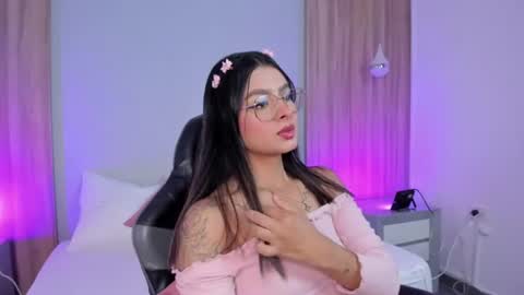 Snapshot of dulce_glow_ chatting on 07.18.26 D U L C E online show from 07.18.26