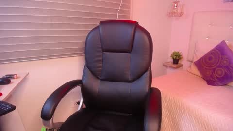 Snapshot of dulcerose01 chatting on 02.24.25 Dulce Rose online show from 02.24.25