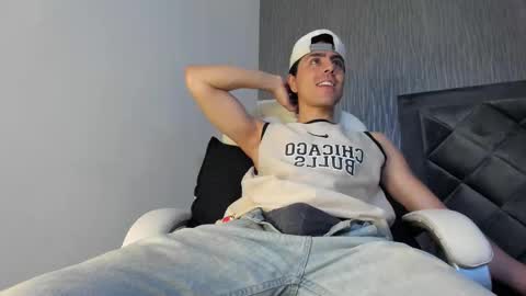 Snapshot of dylan_cross_ chatting on 10.03.25 Dylan online show from 10.03.25