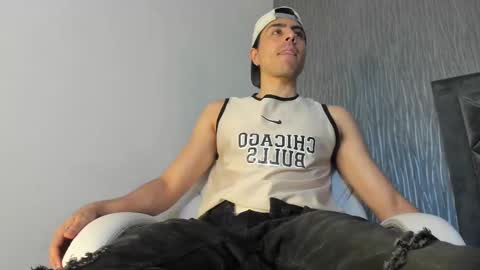 Snapshot of dylan_cross_ chatting on 10.04.25 Dylan online show from 10.04.25