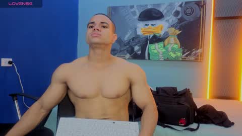 Snapshot of dylanguss chatting on 10.22.25 dylanguss online show from 10.22.25