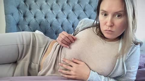 Nadia Ferreira  online show from 12.03.25