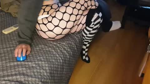 Snapshot of eblata chatting on 10.27.25 shy yoong cross online show from 10.27.25