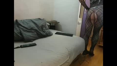 Snapshot of eblata chatting on 11.05.25 shy yoong cross online show from 11.05.25