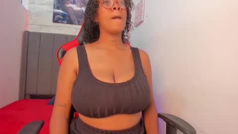 Snapshot of ebony_colombian chatting on 01.08.25 Andrea online show from 01.08.25