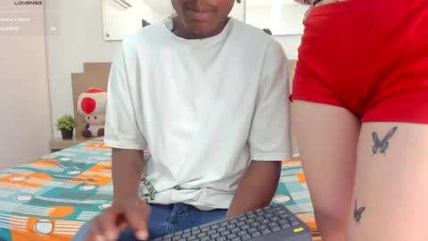 Snapshot of ebony_n_blonde chatting on 05.08.26 ebony_n_blonde online show from 05.08.26