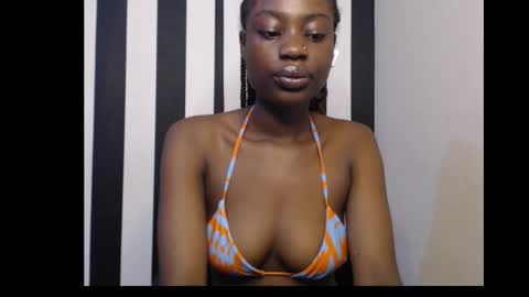 Snapshot of ebony_petitequeen chatting on 11.12.25 Ella online show from 11.12.25