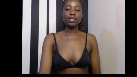 Snapshot of ebony_petitequeen chatting on 11.12.25 Ella online show from 11.12.25