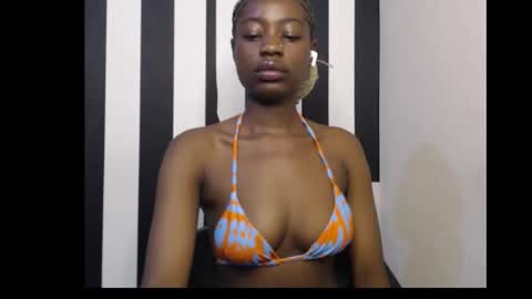 Snapshot of ebony_petitequeen chatting on 11.22.25 Ella online show from 11.22.25