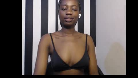 Snapshot of ebony_petitequeen chatting on 11.30.25 Ella online show from 11.30.25