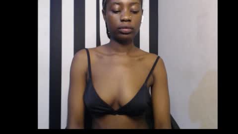 Snapshot of ebony_petitequeen chatting on 12.05.25 Ella online show from 12.05.25