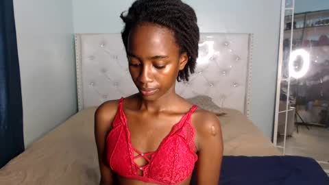 Snapshot of ebonypetitequeen chatting on 07.05.26 Maya online show from 07.05.26