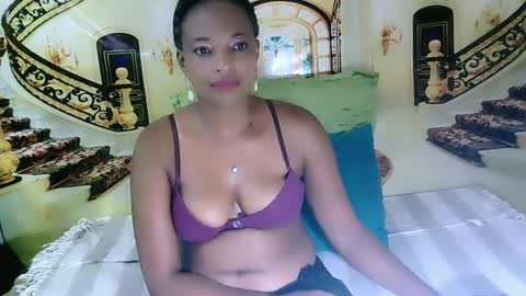 Snapshot of ebonyseductionz chatting on 01.10.25 Zammy online show from 01.10.25