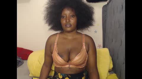 Snapshot of ebonyshiks chatting on 02.25.26 ebonyshiks online show from 02.25.26