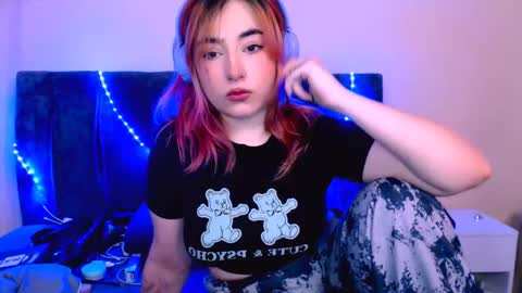 Snapshot of ediefris chatting on 01.12.25 fickle demon made of clumps of matter online show from 01.12.25