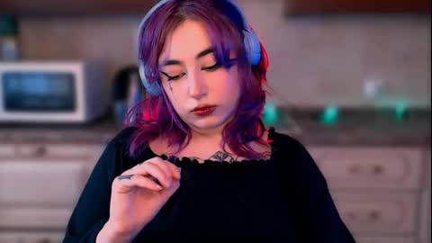 Snapshot of ediefris chatting on 02.08.25 fickle demon made of clumps of matter online show from 02.08.25