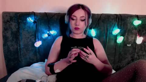 Snapshot of ediefris chatting on 03.11.25 fickle demon made of clumps of matter online show from 03.11.25