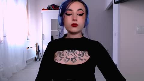 Snapshot of ediefris chatting on 10.03.25 fickle demon made of clumps of matter online show from 10.03.25