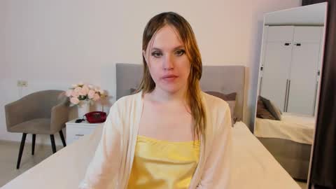 Snapshot of effiemur chatting on 11.13.25 Effie Mur online show from 11.13.25