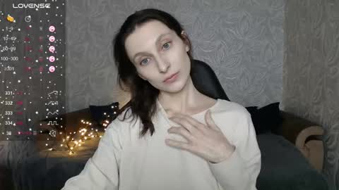 Snapshot of effy_gray chatting on 11.11.25 Anna online show from 11.11.25