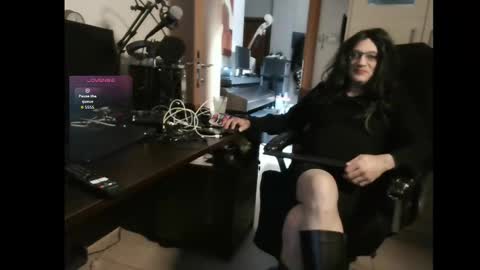 Snapshot of efi_crossou chatting on 11.14.25 efi_crossou online show from 11.14.25