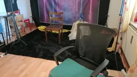 Snapshot of einfach_dani chatting on 12.16.25 einfach_dani online show from 12.16.25