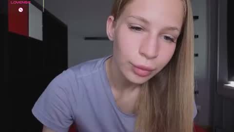 Snapshot of el1s_evans chatting on 06.19.26 please read my bio there is information about private shows and about my personality online show from 06.19.26