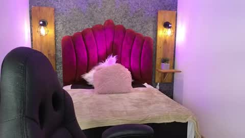 Elaia online show from 11.21.25